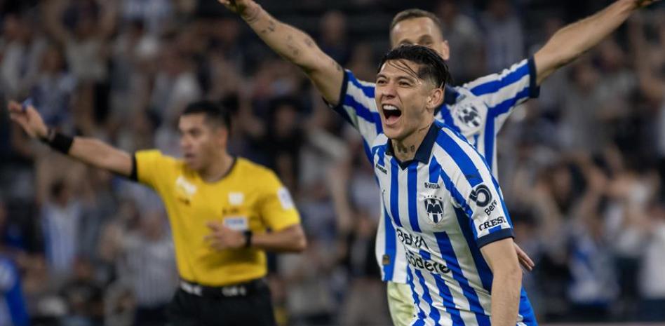 Monterrey golea a Pumas y asume el liderato